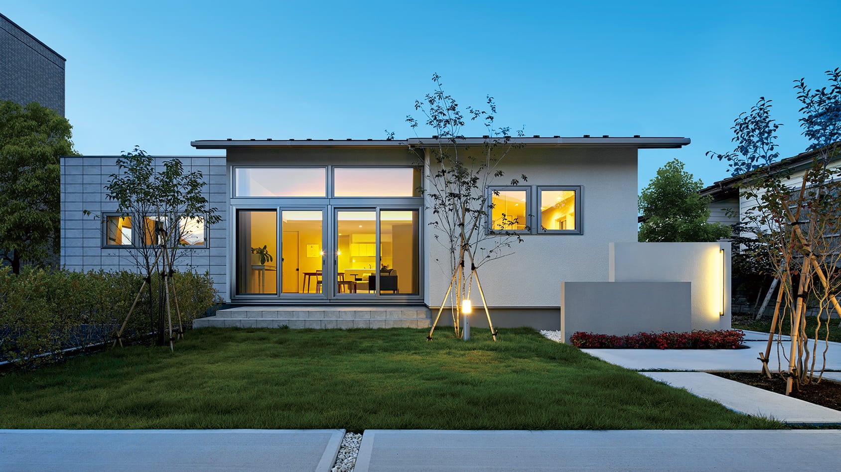 リビングと書斎を間仕切り シンプルデザインで美しく快適に住まう平屋の様子