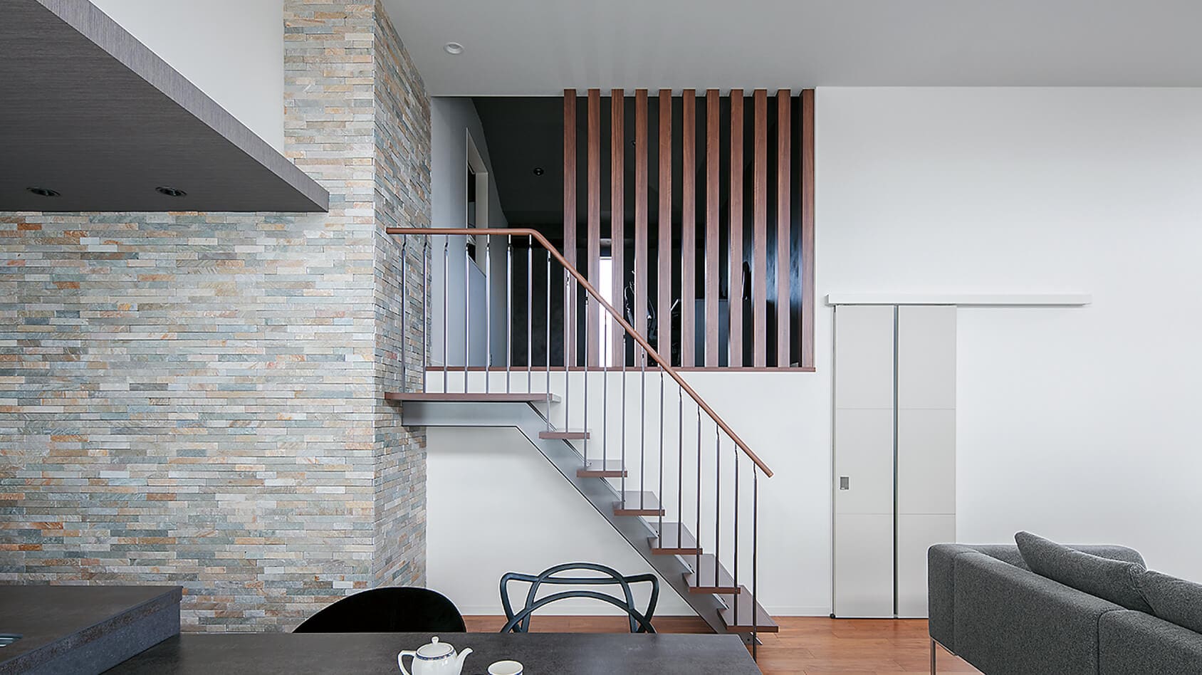 ホテルのような美しいリビングと<br>高い天井の開放感あふれる平屋の様子