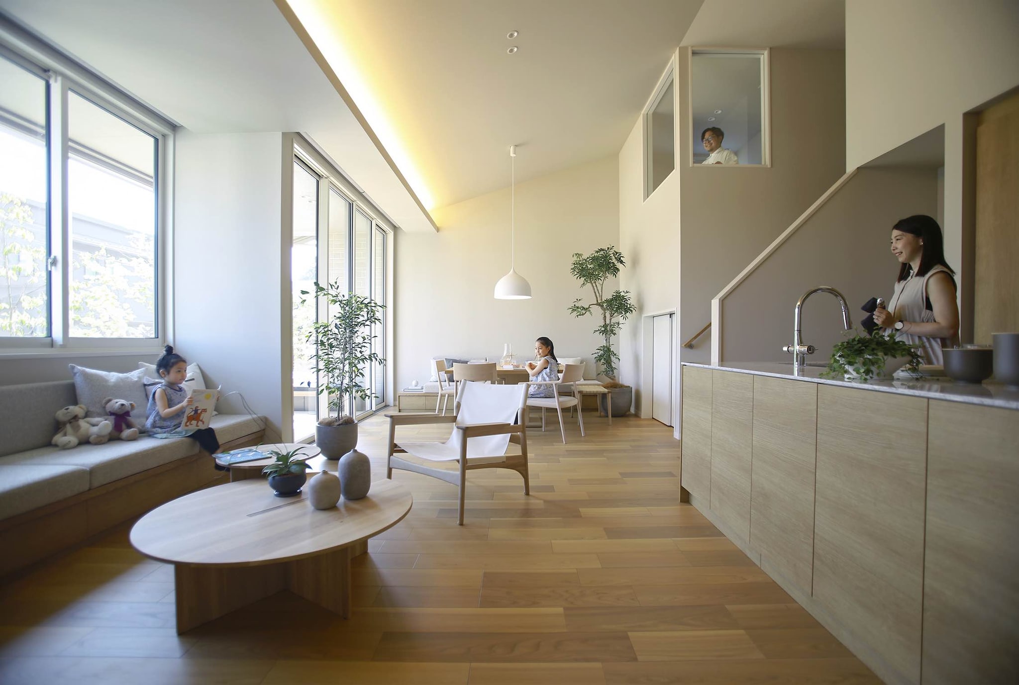 平屋でゆっくり過ごす家族