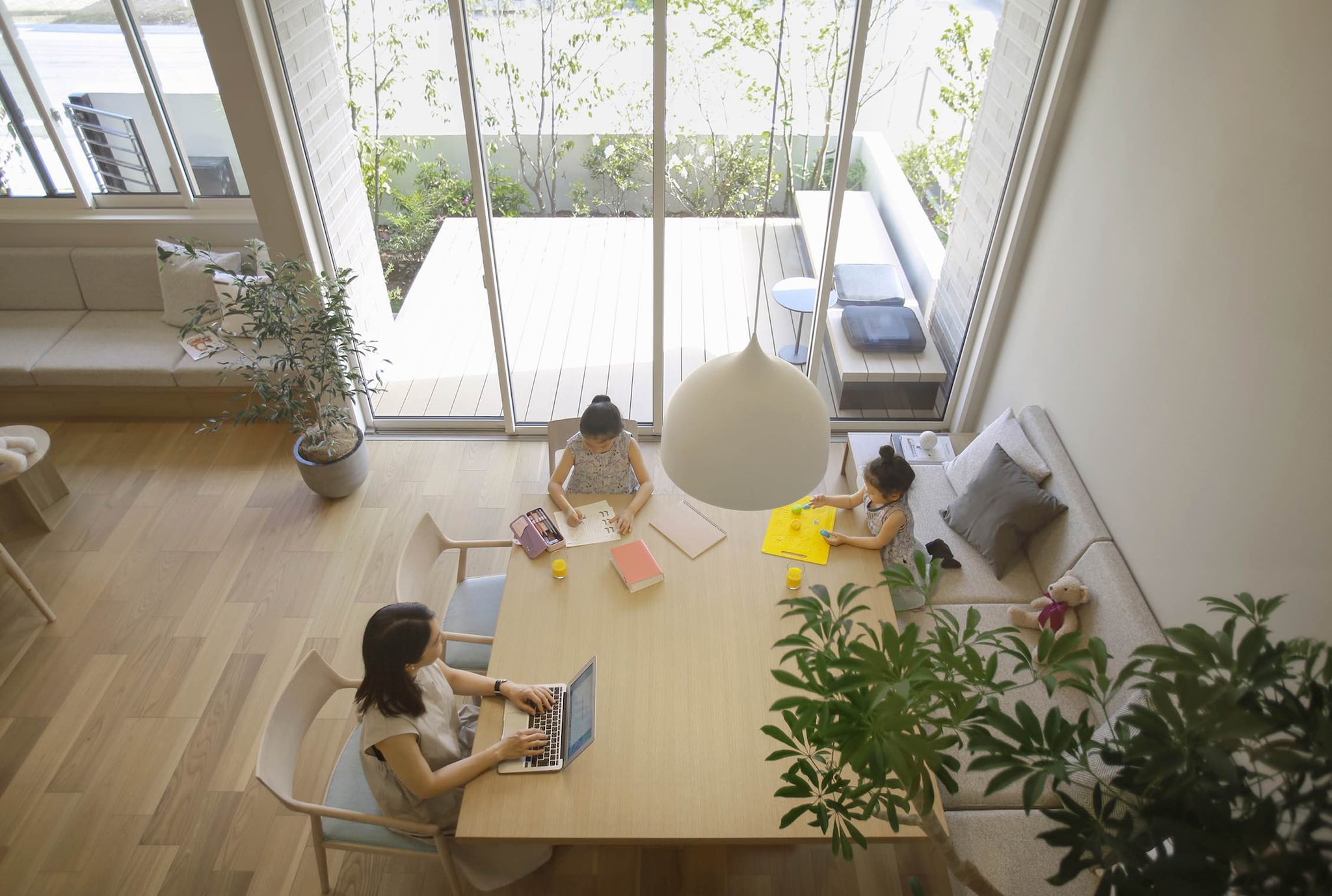 平屋でゆっくり過ごす家族
