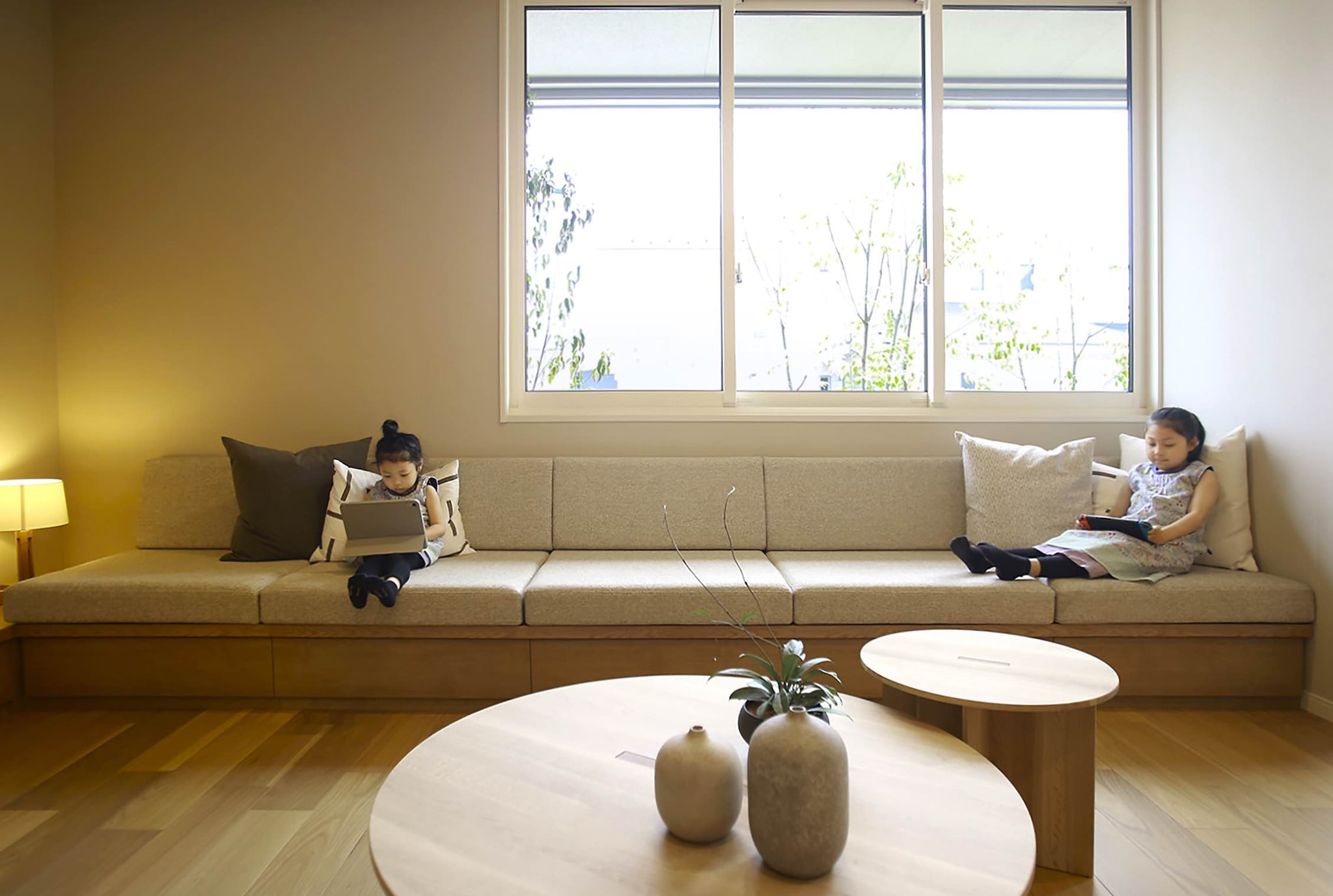 平屋でくつろぐ子どもたち