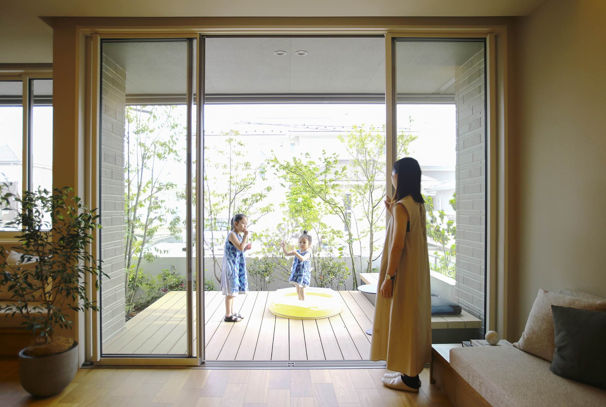 平屋のテラスで遊ぶ家族