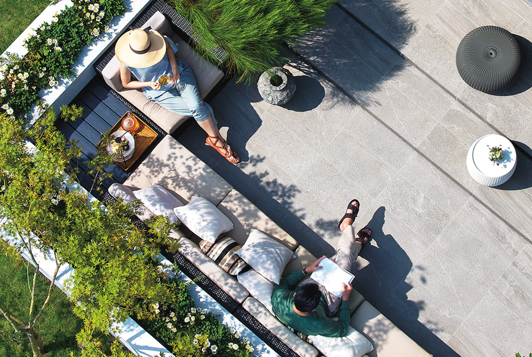 平屋のテラスでゆっくり過ごす2人