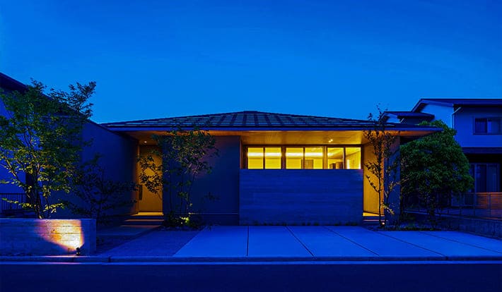 平屋の建築実例 外からの視線を気にせず他に類を見ない空間と景色をもたらす平屋