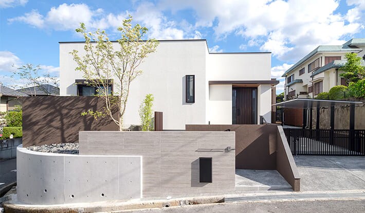 平屋の建築実例 中庭を囲み内に開放された回遊式の平屋住宅
