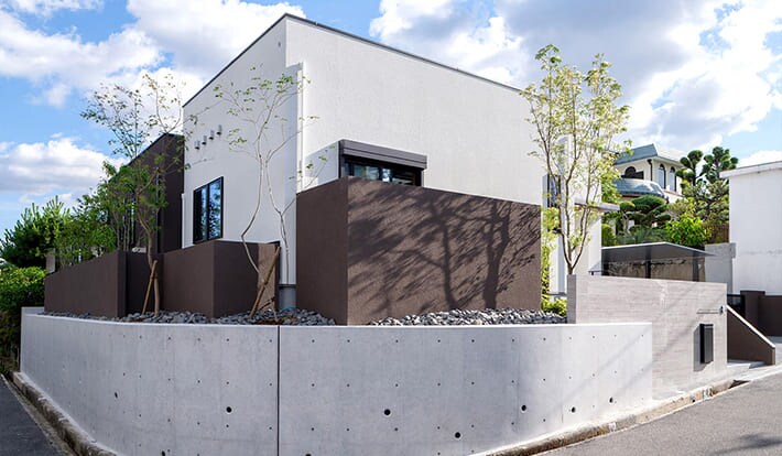 平屋の建築実例 中庭を囲み内に開放された回遊式の平屋住宅