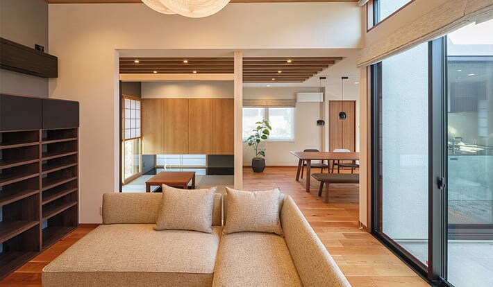 平屋の建築実例 中庭を囲み内に開放された回遊式の平屋住宅