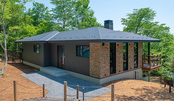 平屋の建築実例 森に囲まれる「非日常」を愉しむラグジュアリーな貸別荘
