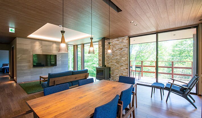 平屋の建築実例 森に囲まれる「非日常」を愉しむラグジュアリーな貸別荘