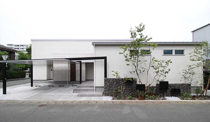 平屋の建築実例 伸びのある水平ラインで設計する街の中の白い邸宅