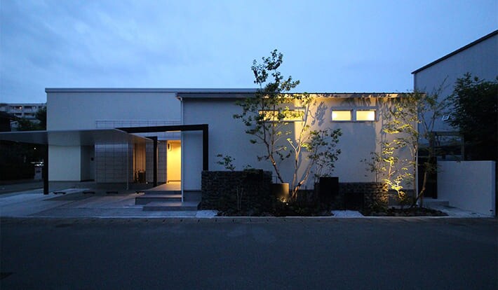 平屋の建築実例 伸びのある水平ラインで設計する街の中の白い邸宅