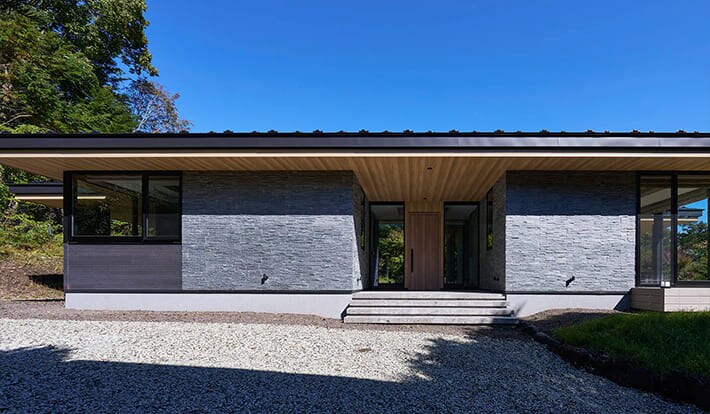 平屋の建築実例 中庭を設けて、全方向から光や景色を取り込む二人のためだけの別荘