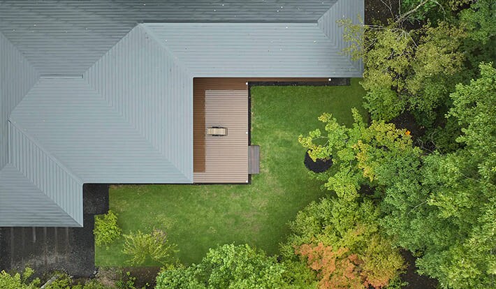 平屋の建築実例 外部の豊かな緑に接する部屋を連続的につくった平屋の住まい