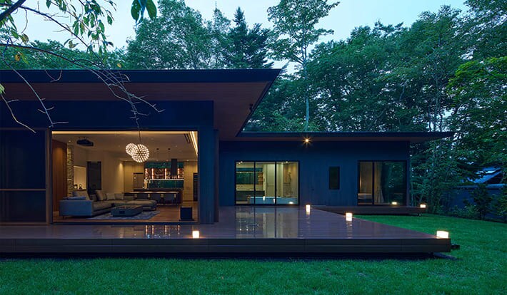 平屋の建築実例 外部の豊かな緑に接する部屋を連続的につくった平屋の住まい