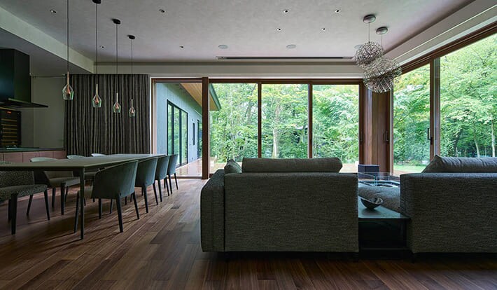 平屋の建築実例 外部の豊かな緑に接する部屋を連続的につくった平屋の住まい