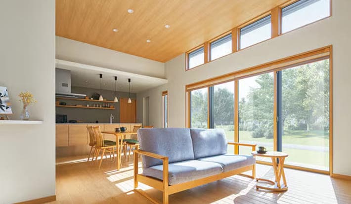 平屋の建築実例 大開口から光が明るく差し込む和モダンな平屋