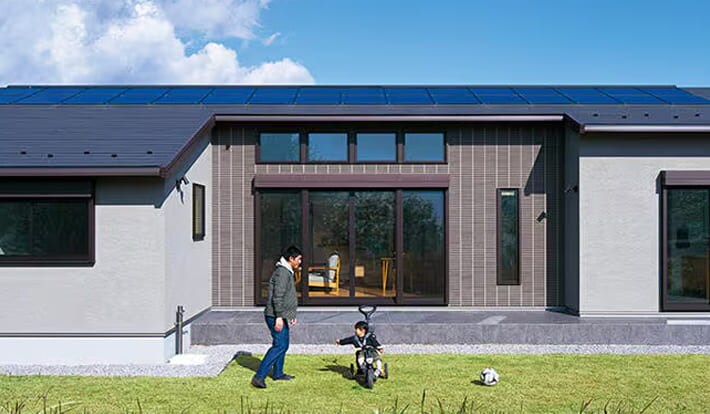 平屋の建築実例 大開口から光が明るく差し込む和モダンな平屋