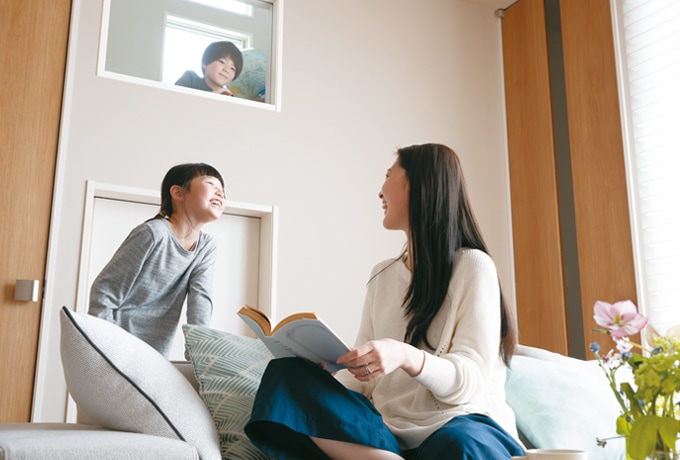家中どこにいても“ちょうどいい”快適さ。心地よい空気が、住まいも家族もやさしくつなぐ。