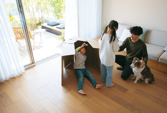 外の寒さを忘れるほどの心地よさ。裸足で遊ぶ姿に、ほっとするひととき。