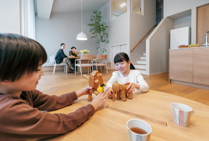 大きな窓のあるリビングが、自然と家族の中心に。一年中春のような、居心地のよい空間。