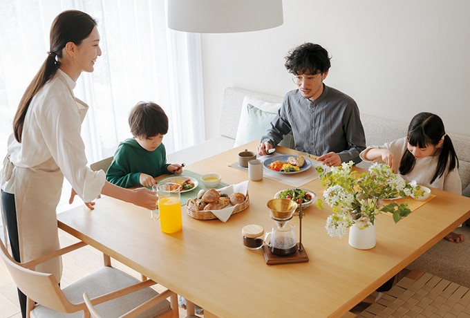 冬の朝も、布団のぬくもりが続く空間。光あふれる食卓で、家族の一日がはじまる。