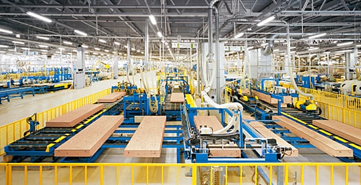 写真: 環境負荷の低減と効率的な生産体制を実現する、ミサワホーム工場のパネル生産ライン。