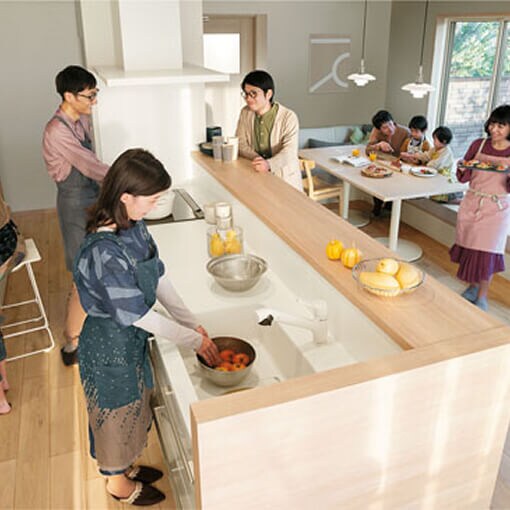 家族や友人が自然と集まり、会話が弾む家の中心