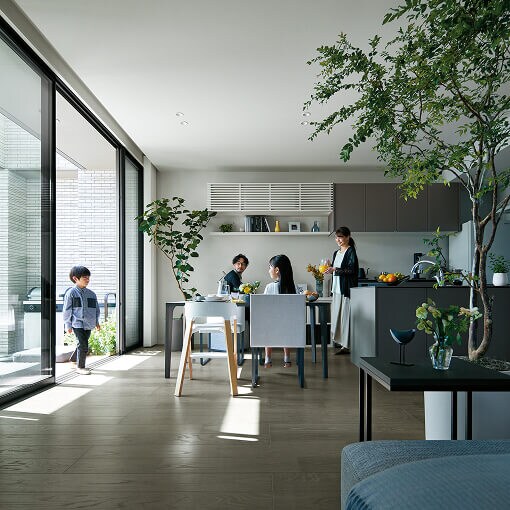 家族の笑い声に包まれて、みんなで賑やかに過ごす団らんの時間