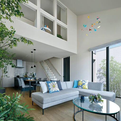 高い天井がもたらす、ゆとりと開放感に包まれるような大空間