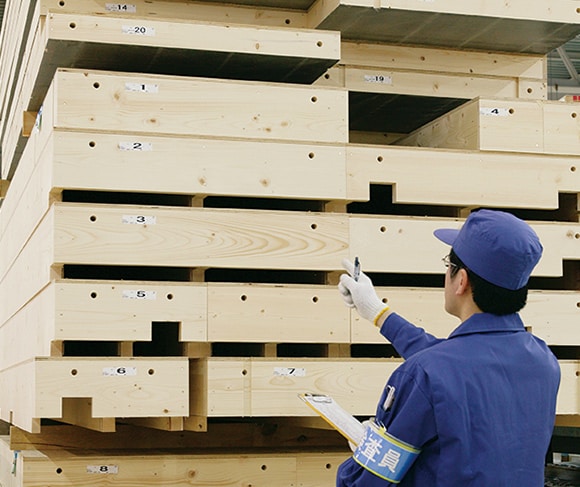 出荷前のプラットフォームでの目視検査では、施工現場での組み立て順を考慮したナンバリングのチェックも
