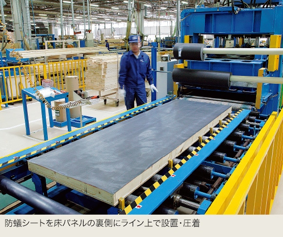 防蟻シートを床パネルの裏側にライン上で設置・圧着。