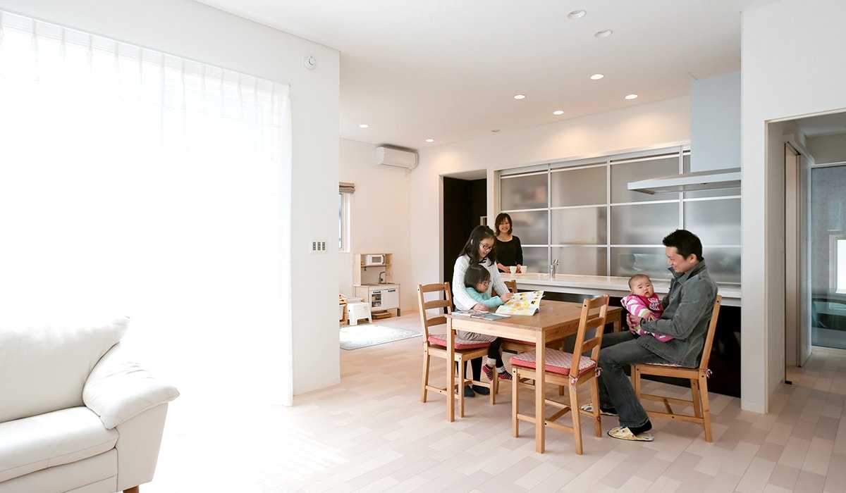こだわりの隠れ家空間のあるシンプルモダンな住まい