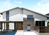 木目の勾配天井が落ち着きを生むリビング 平屋感覚で暮らすスキップフロアの住まい