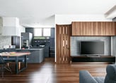 キューブ型の陰影ある外観がスタイリッシュ 高天井のリビングで伸びやかにくつろぐ住まい