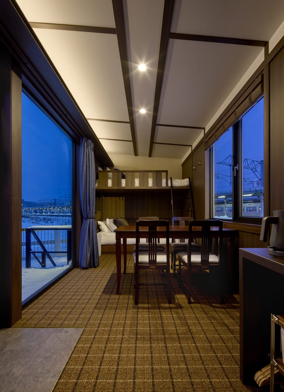 2段ベッドも備えた重厚感あるリビング