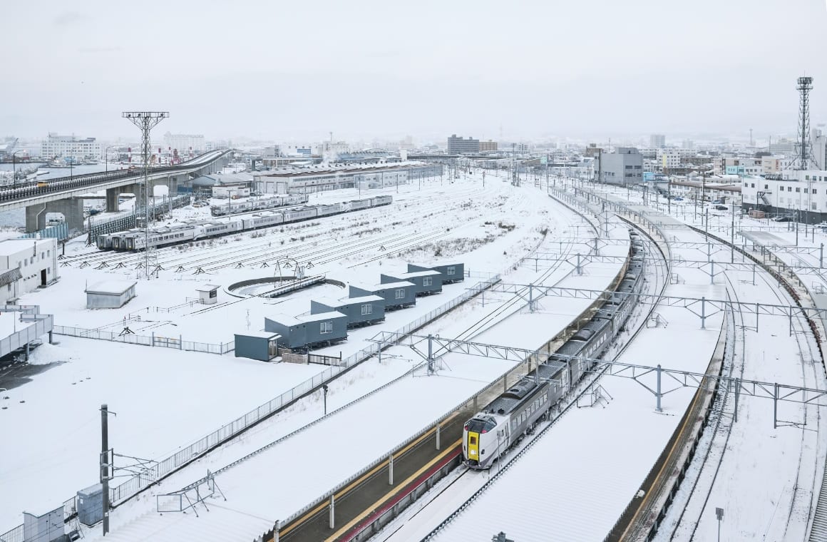 駅のホームに臨むユニークな立地