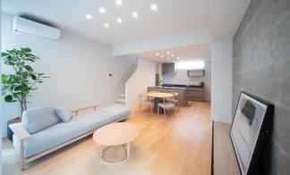 利便性の良いエリアで高天井の２階建て会場！