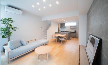 利便性の良いエリアで高天井の２階建て会場！