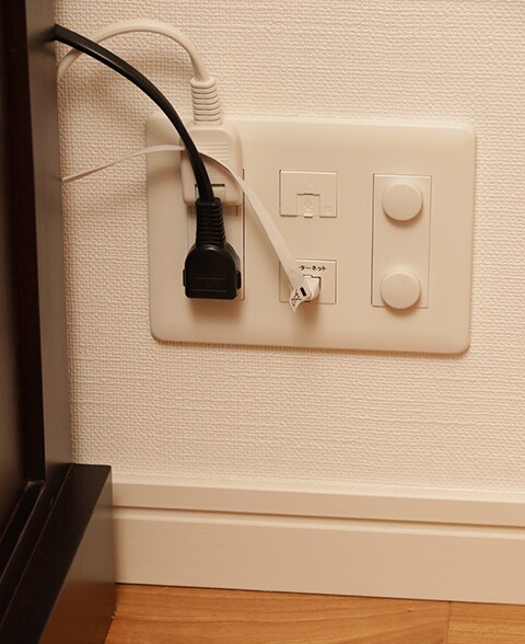 掃除で邪魔になる配線は、電源タップを床に置かずにテレビ台などの家具の裏に貼り付ける
