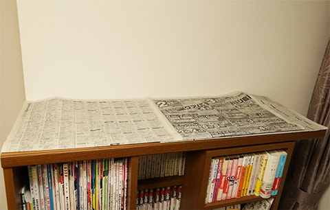 目線より高く掃除がしにくい場所には新聞紙を敷いておく