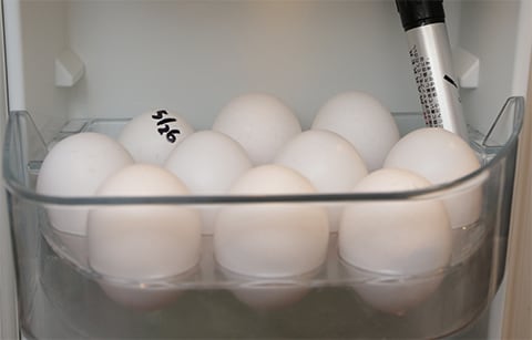 賞味期限をメモした卵とサインペン