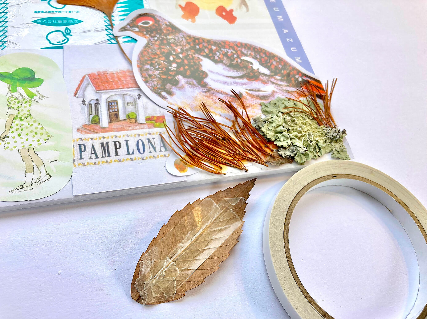 粘着面に素材を貼る