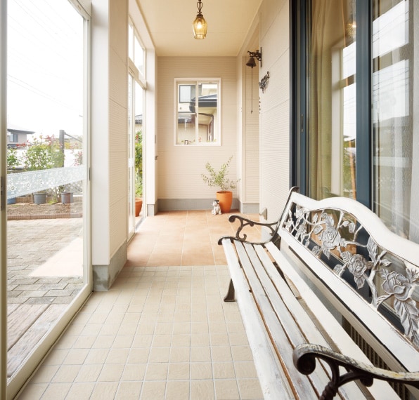 【屋根・外壁,玄関・階段,外構（庭）】の実例。「地中海をイメージした、サンテラスを玄関前に増築」 ミサワリフォーム