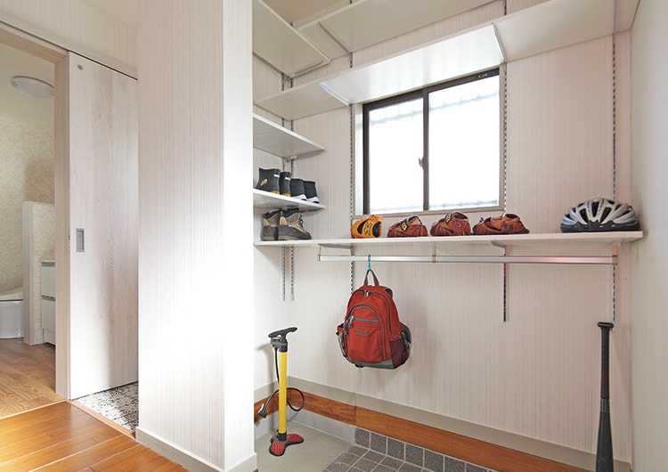 奥行き30cmの拡張で一新！ 玄関を彩るディスプレイ収納|ミサワリフォーム|東京 神奈川