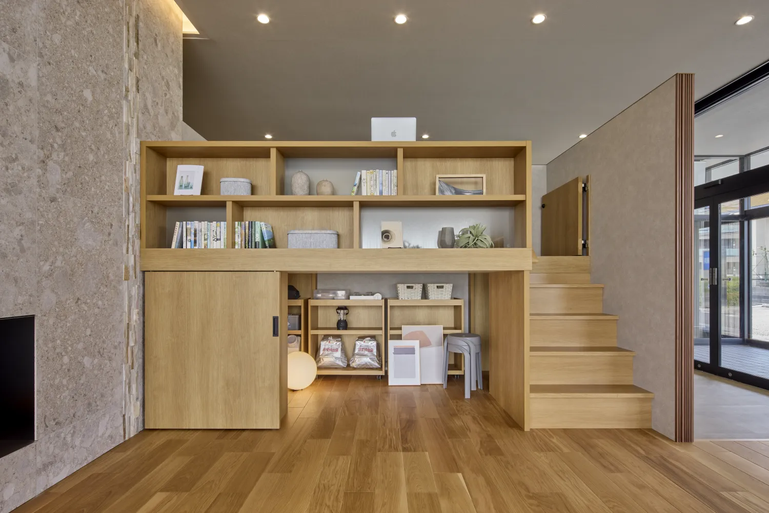 天井の高いリビングの一角に設置されたフリーリビングユニット。下部が収納、上部がロフト状の空間になっている