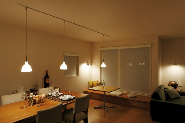 写真:複数のランプ使いで冬の部屋をやさしく照らす