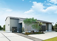 ヒノキの床と木目の高天井が美しく調和 大開口から光が明るく差し込む和モダンな平屋